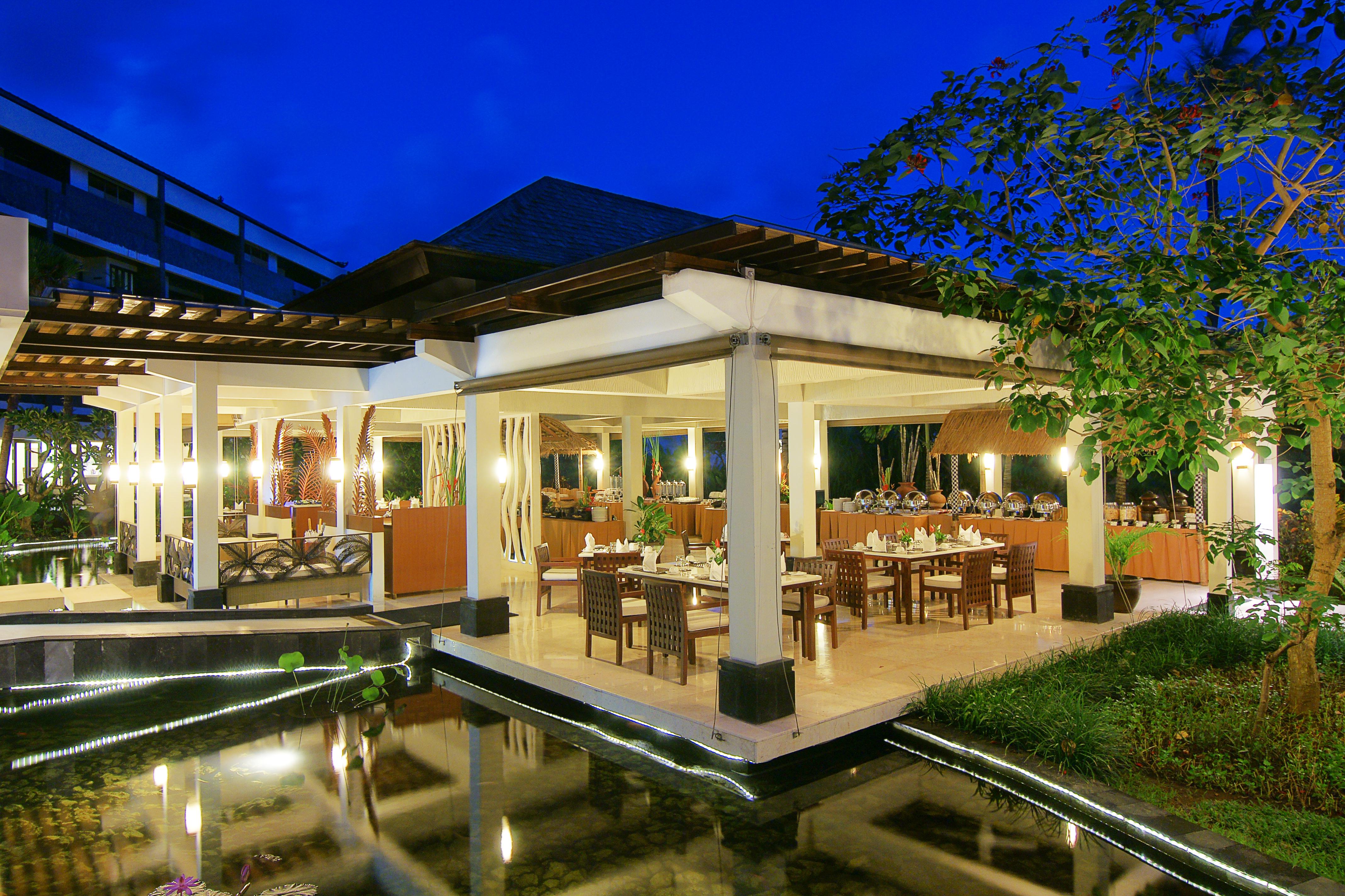 The Seminyak Beach Resort & Spa Εξωτερικό φωτογραφία The restaurant at the hotel