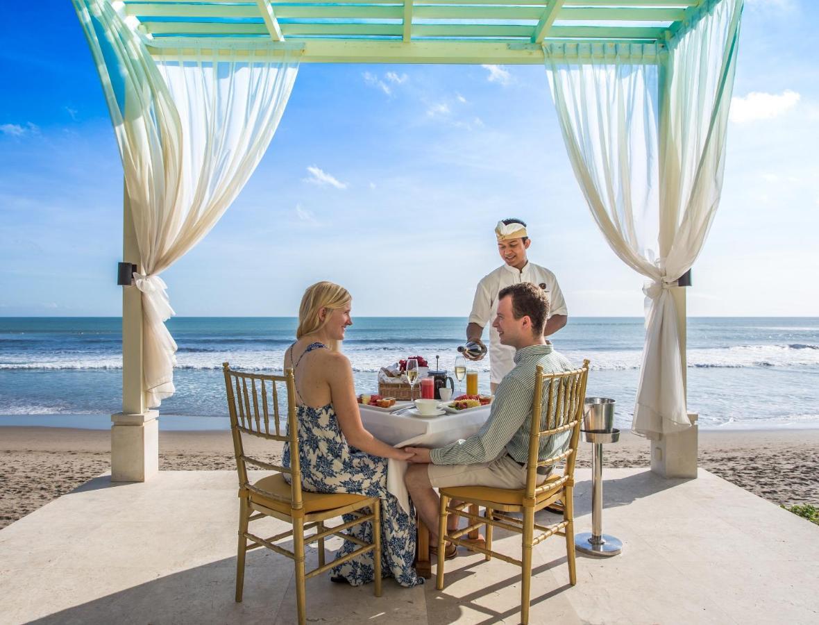 The Seminyak Beach Resort & Spa Εξωτερικό φωτογραφία A couple dining at the beach